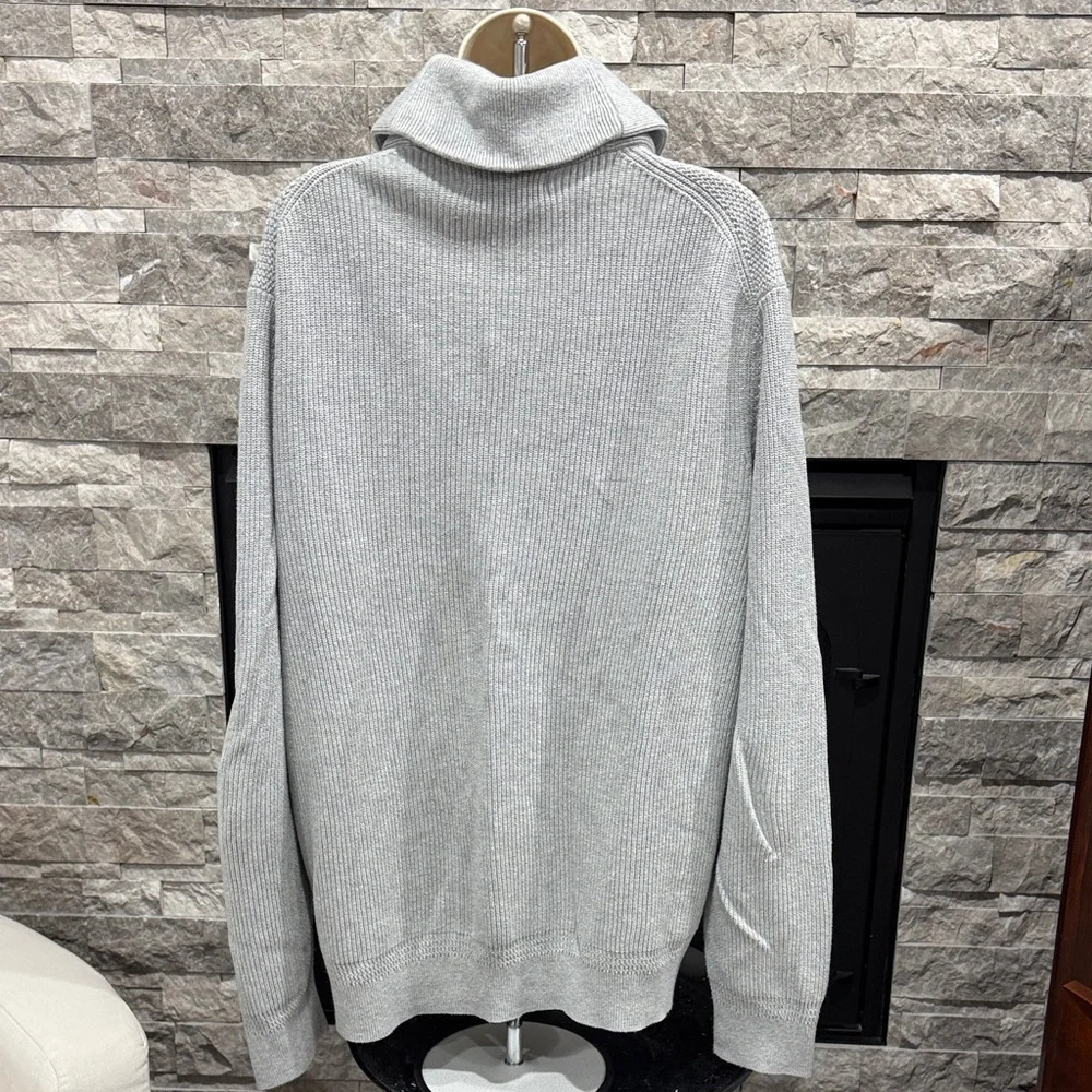 Banana Republic Men’s Light Gray Sweater